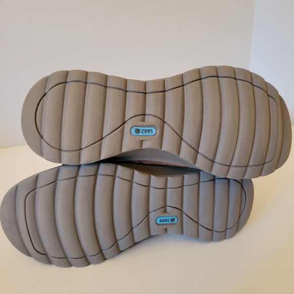 Bzees Golden Cozy Comfort Lightweight Shoe Bootie with Faux Fur Collar Size 8 - Picture 12 of 12